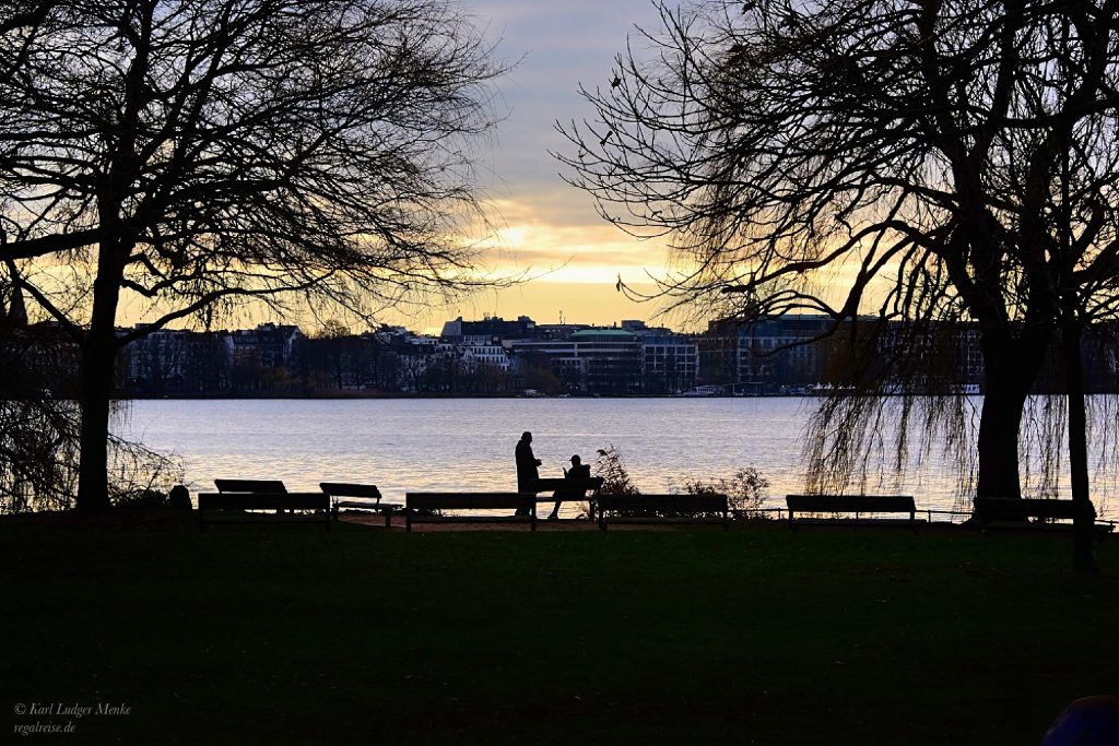 Vater und Sohn beim Sonnenuntergang
