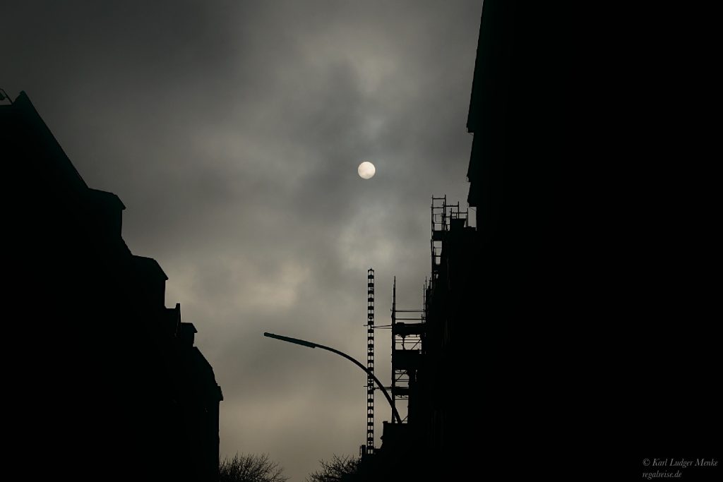 Wolken über der Straße