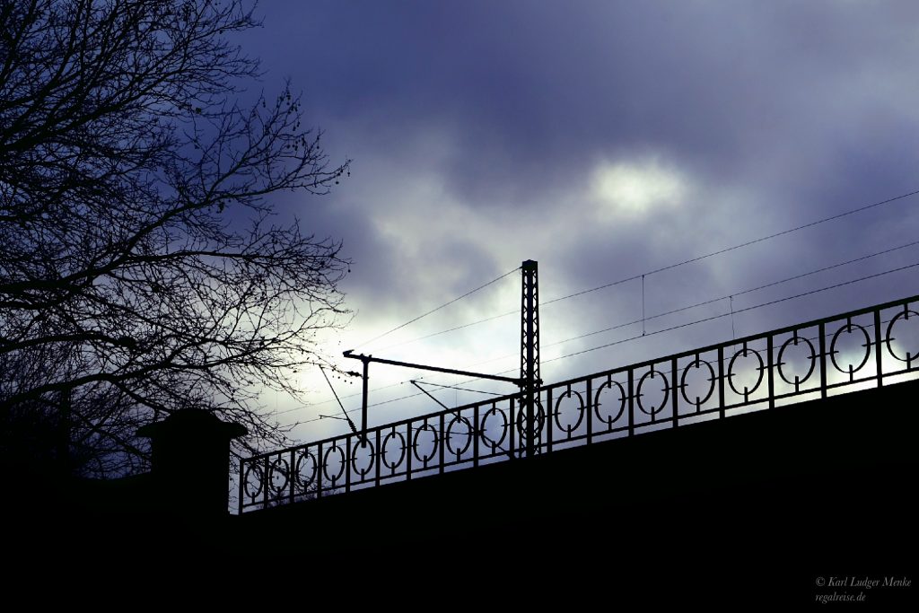 Wolken über einer Bahnstrecke. Von Karl Ludger Menke