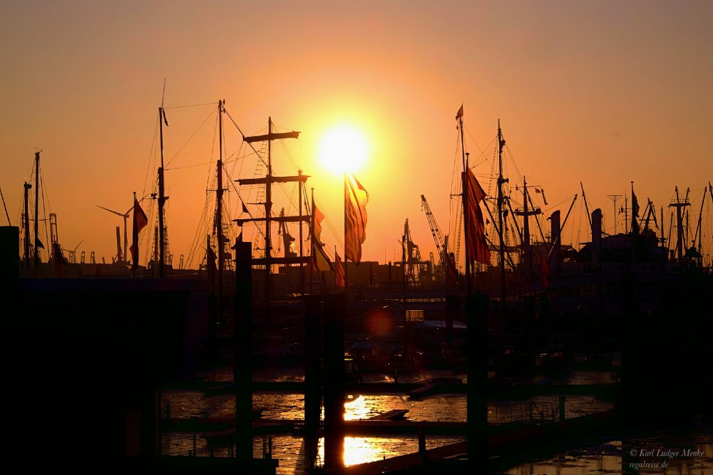Hamburger Hafen in Orange by Karl Ludger Menke