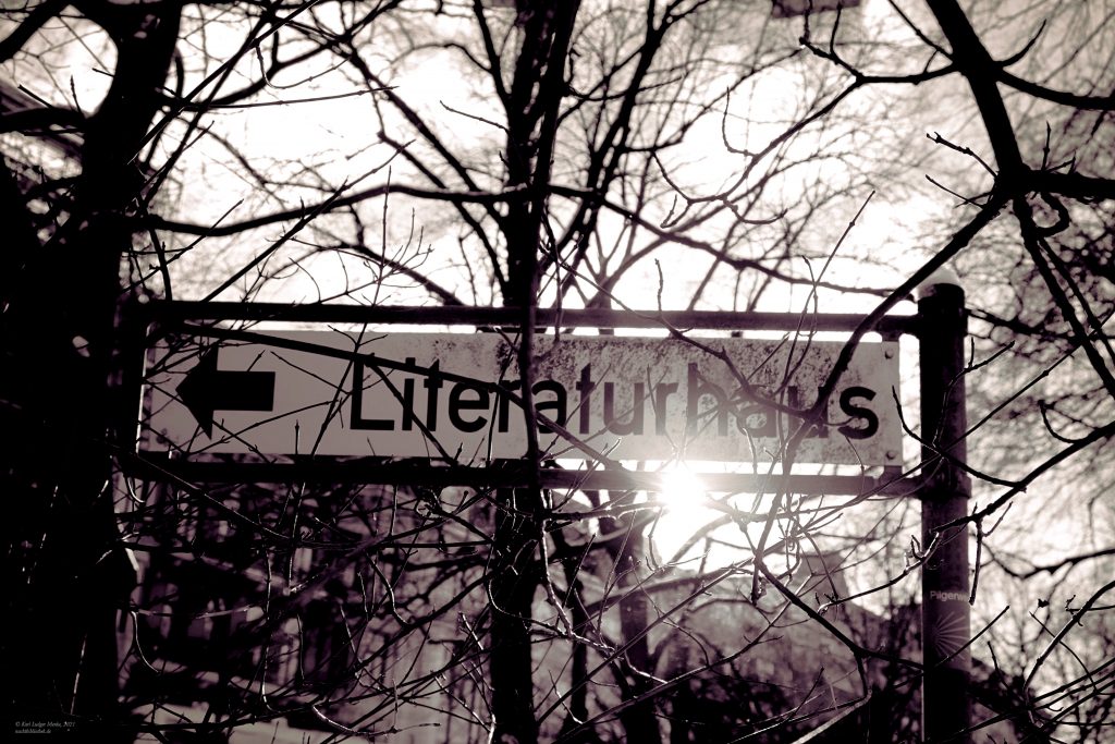 Wegweiser zum Literaturhaus Hamburg