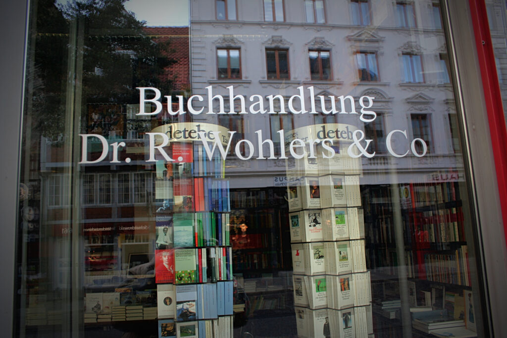 Schaufenster der Buchhandlung Dr. Robert Wohlers & Co im Oktober 2011