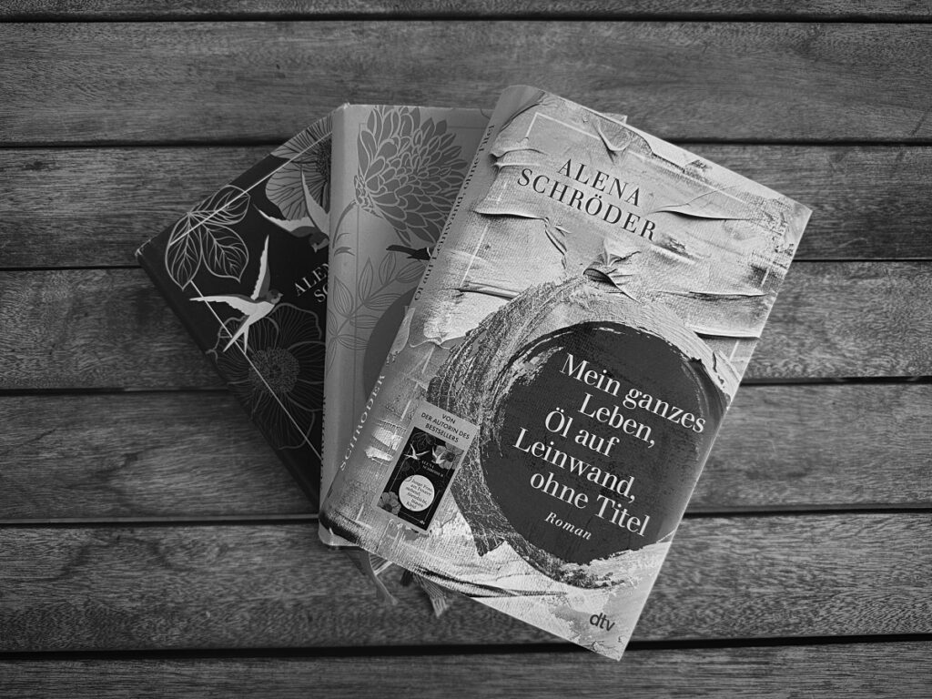 Bücher von Alena Schröder, im Vordergrund »Mein ganzes Leben, Öl auf Leinwand, ohne Titel«