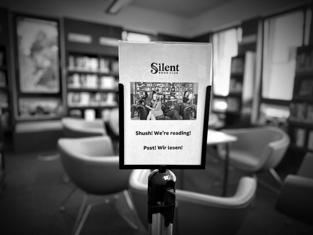 Hinweisschild für den Silent Book Club